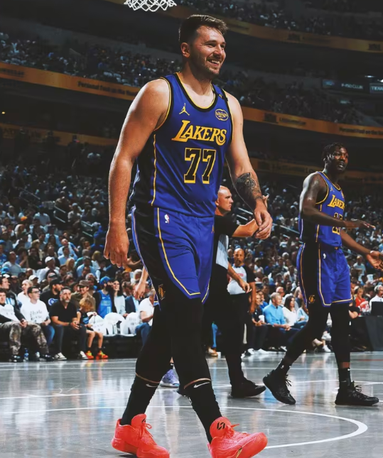 九游娱乐- Uzi迎来十二赛季出色发挥，塞尔维亚队观众热烈欢呼！全场沸腾不已